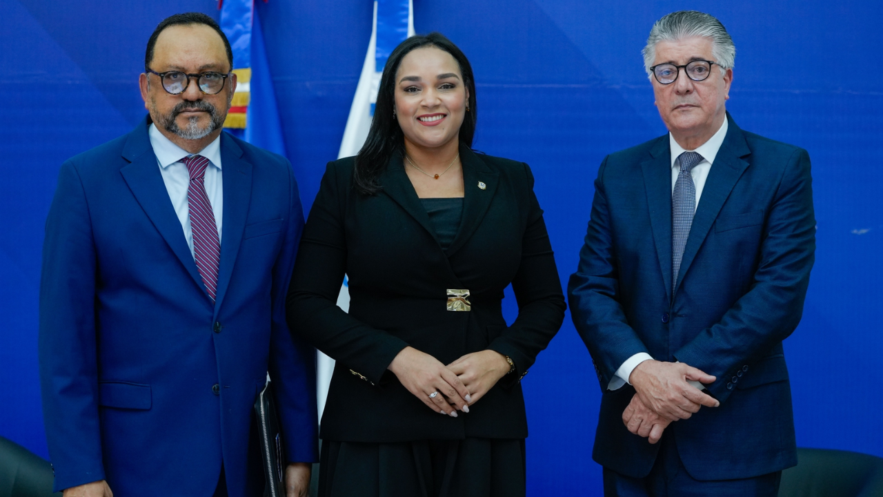 Tres personas posando vestidas formalmente