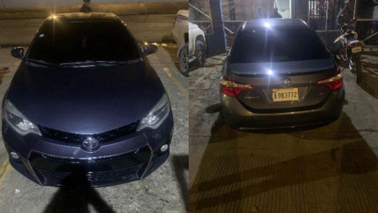 Frontal y trasera de coche aparcado de noche