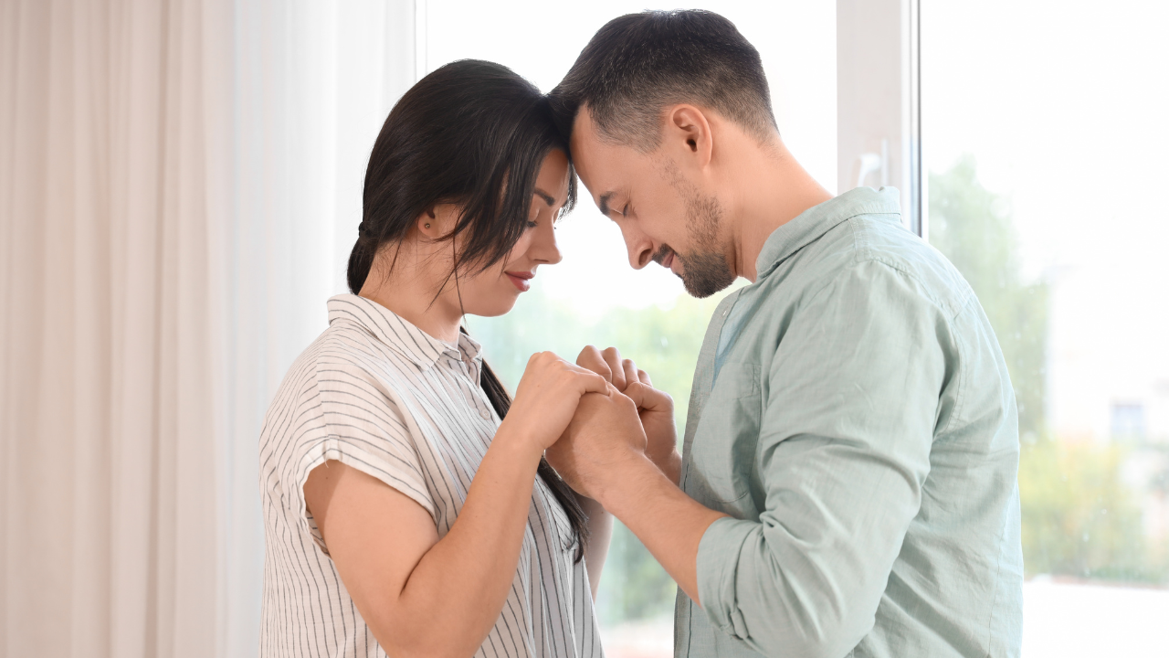 Pareja compartiendo momento íntimo y tierno