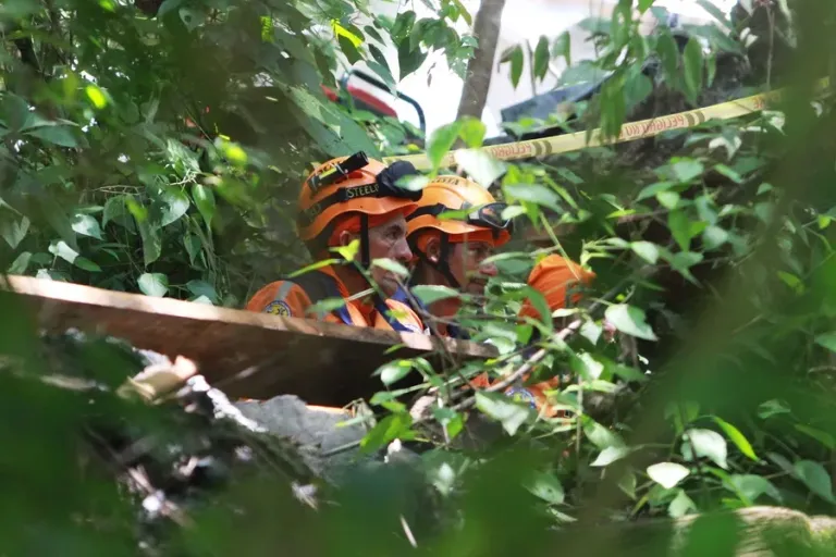 Al menos 18 mineros están atrapados en una mina del noroeste de Colombia