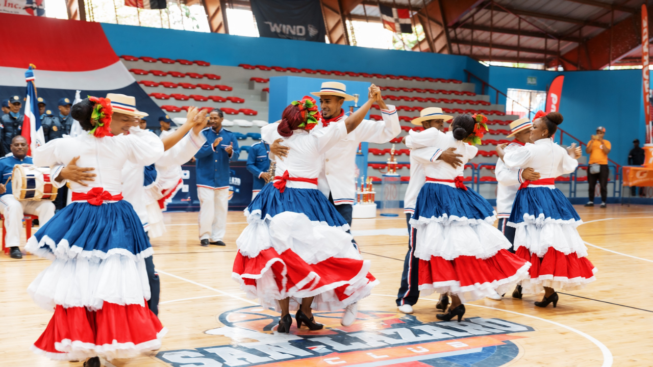 Grupo baila danza tradicional dominicana en gimnasio