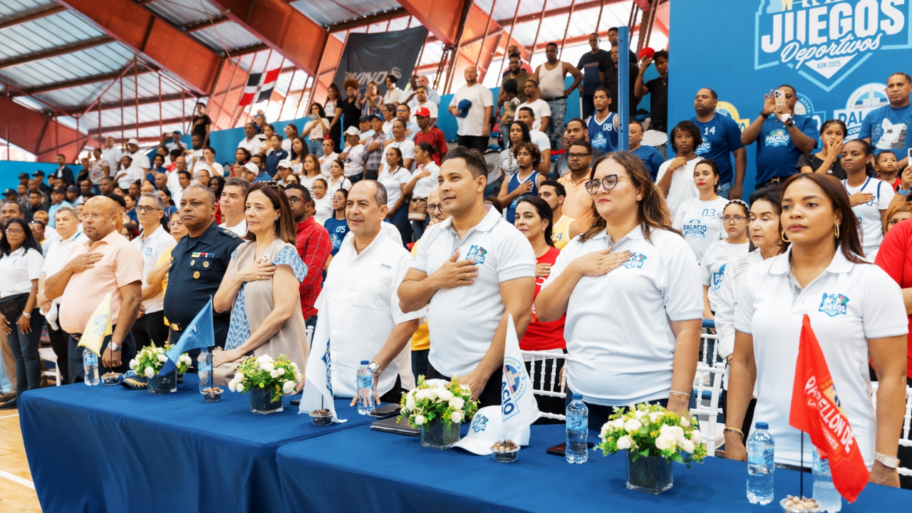 Ceremonia de apertura de evento deportivo con asistentes.