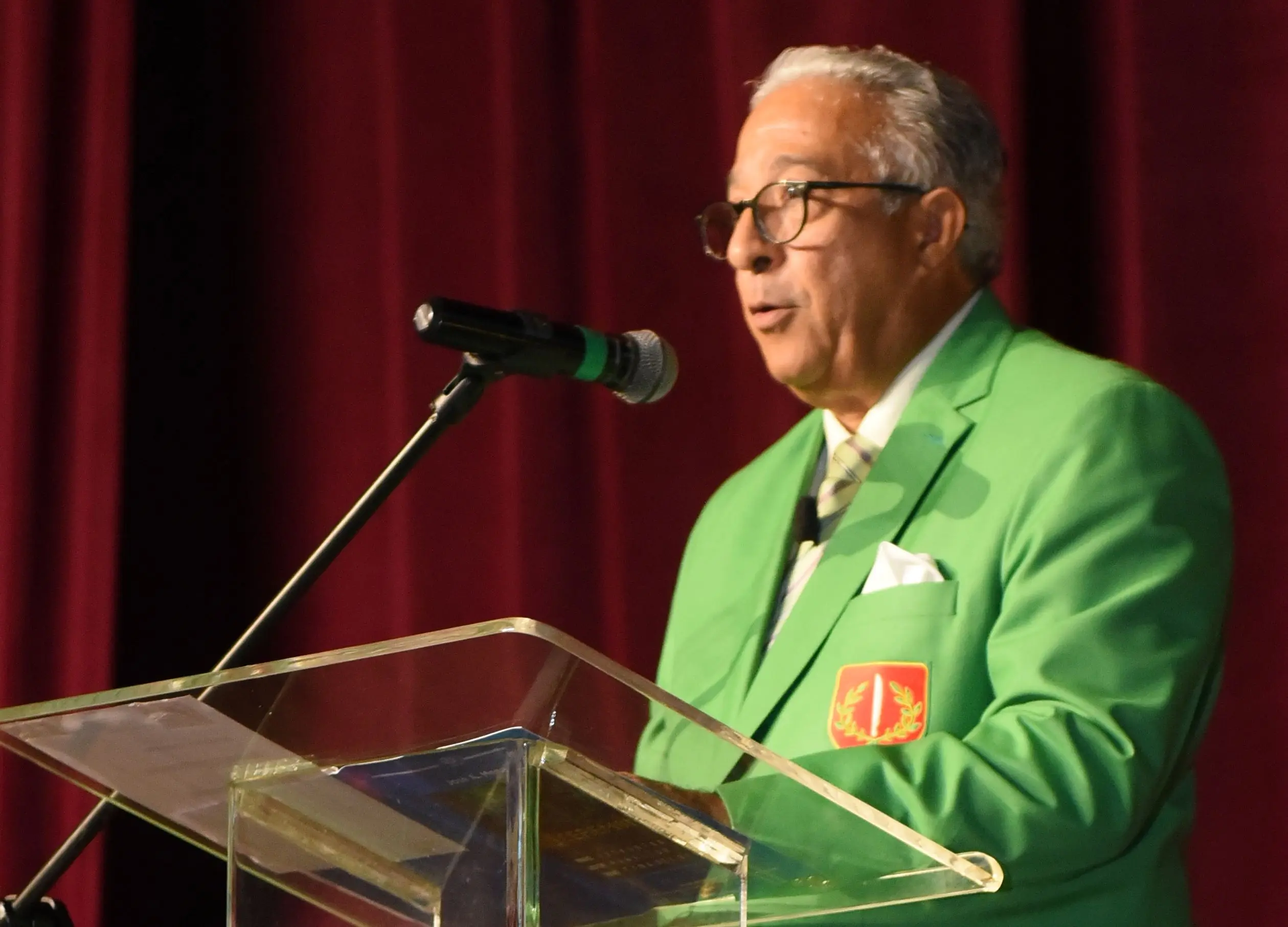 Hombre hablando en un podio