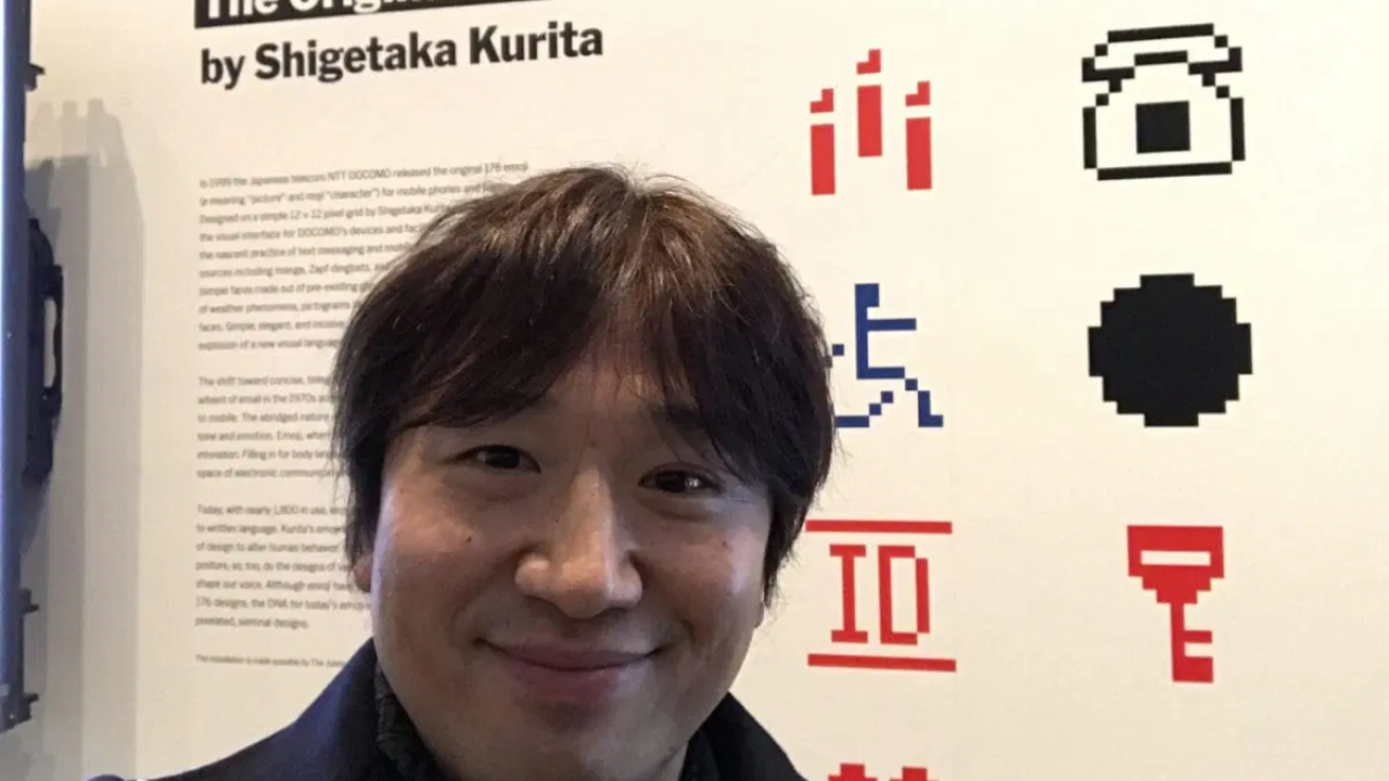 Persona frente a exposición de iconos pixelados.
