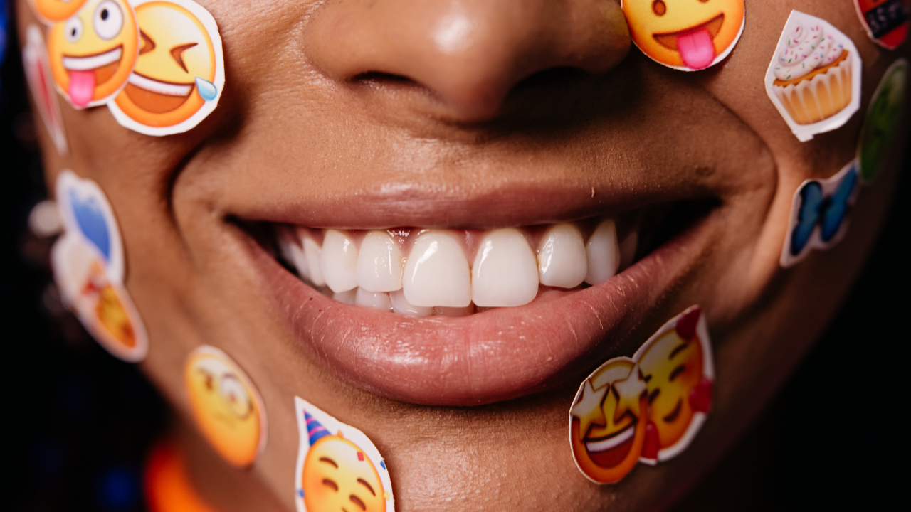 Cara sonriente con pegatinas emoji en mejillas