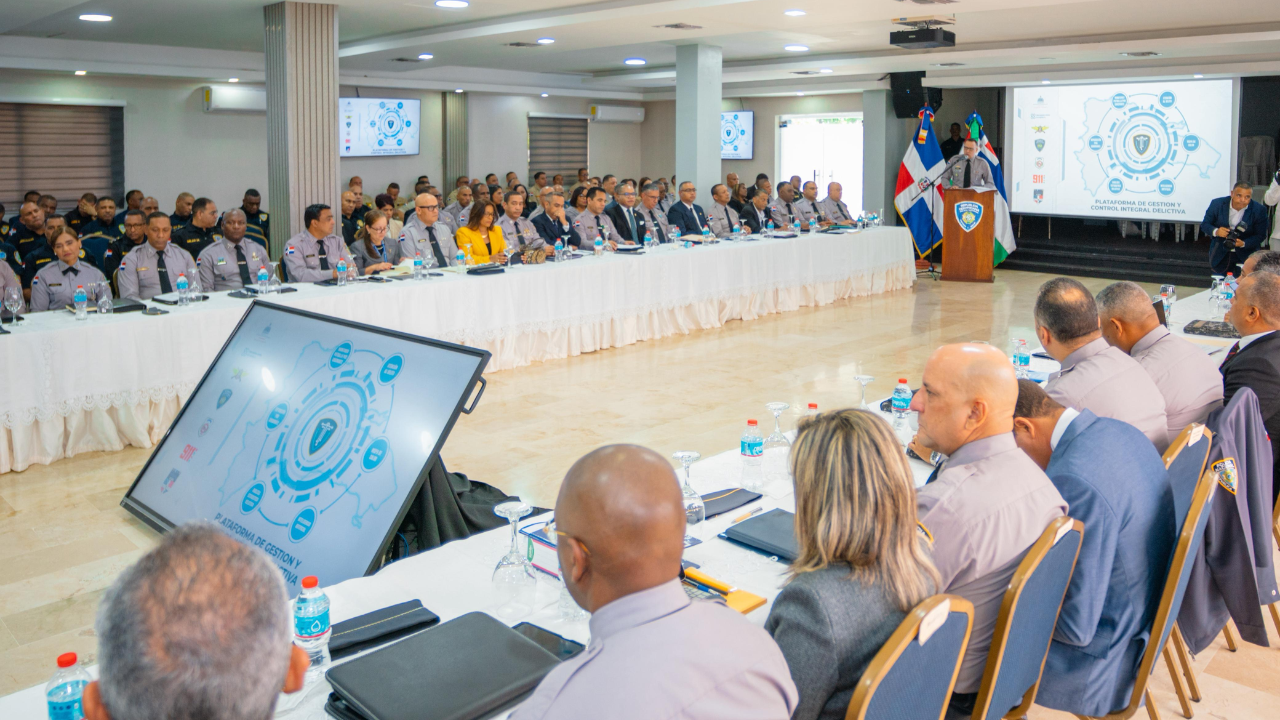 Reunión de policías en conferencia con presentaciones.