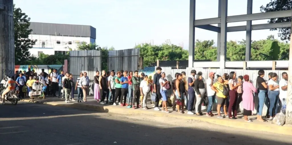 Largas filas en la OMSA por cierre de estaciones del metro