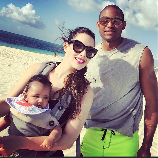 Familia sonriente en la playa