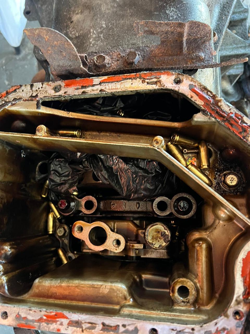 Interior de motor con piezas metálicas expuestas