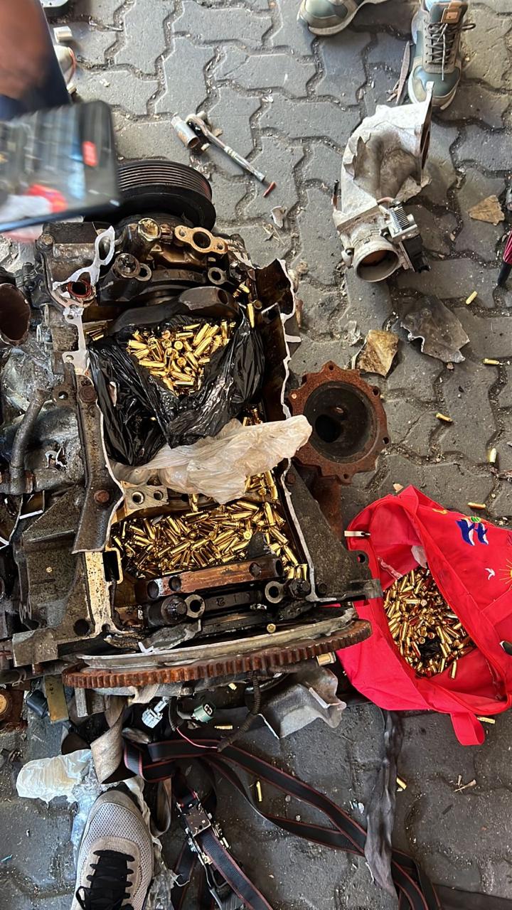 Motor con balas doradas en su interior