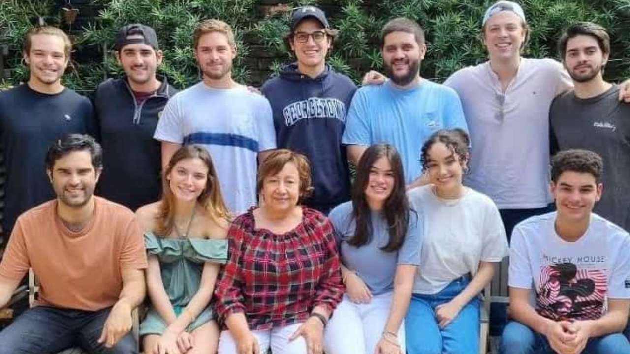 Grupo de amigos sonrientes al aire libre.