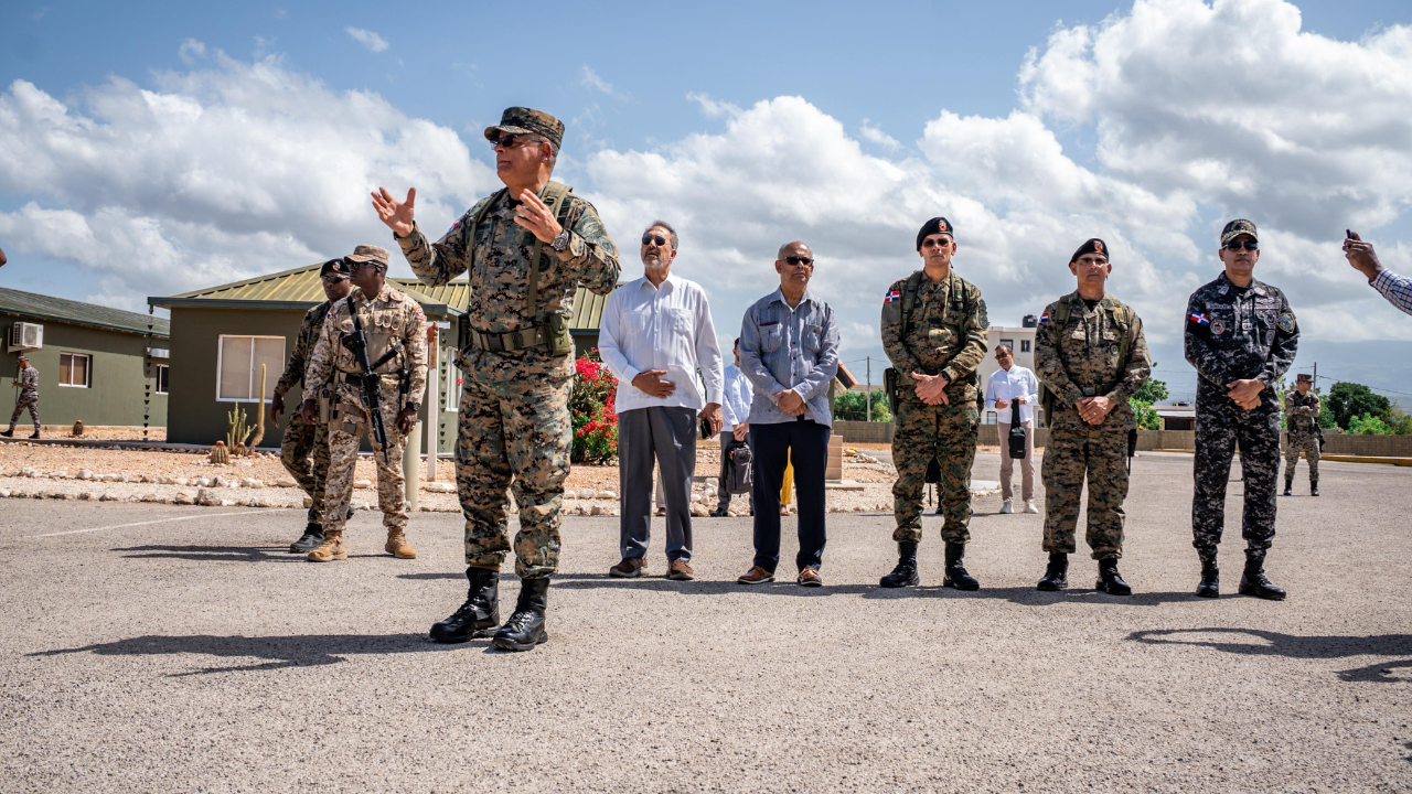 Soldados y civiles juntos en formación exterior