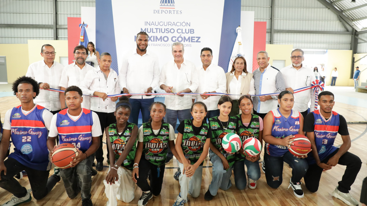 Inauguración de club deportivo con jóvenes deportistas.