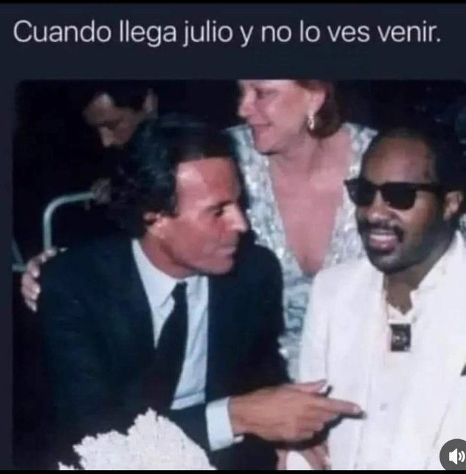 Hombres conversando en evento social, humor visual.