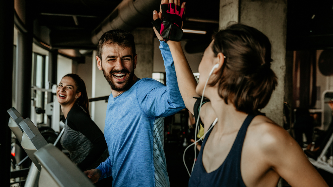 Personas celebrando ejercicio juntas en gimnasio