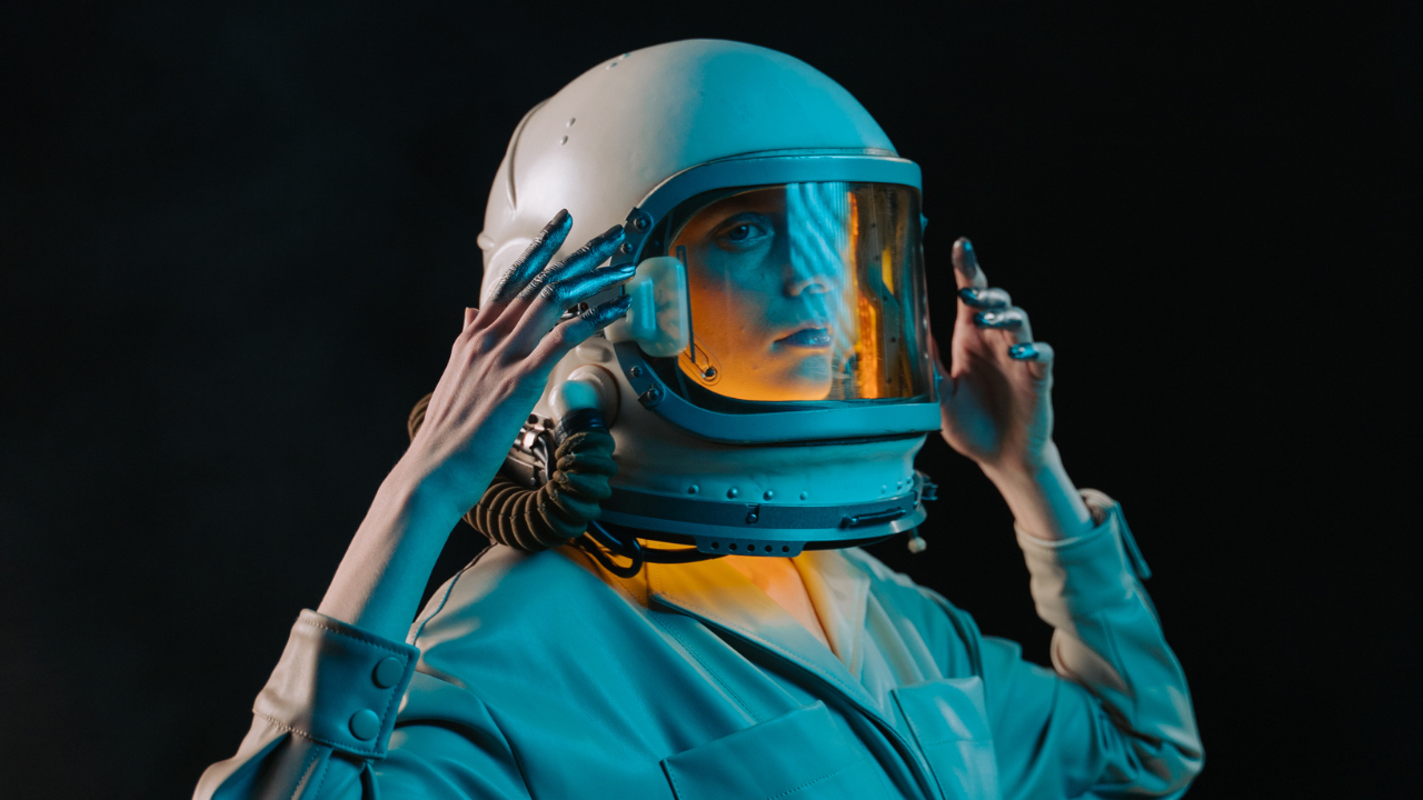 Persona con casco de astronauta futurista