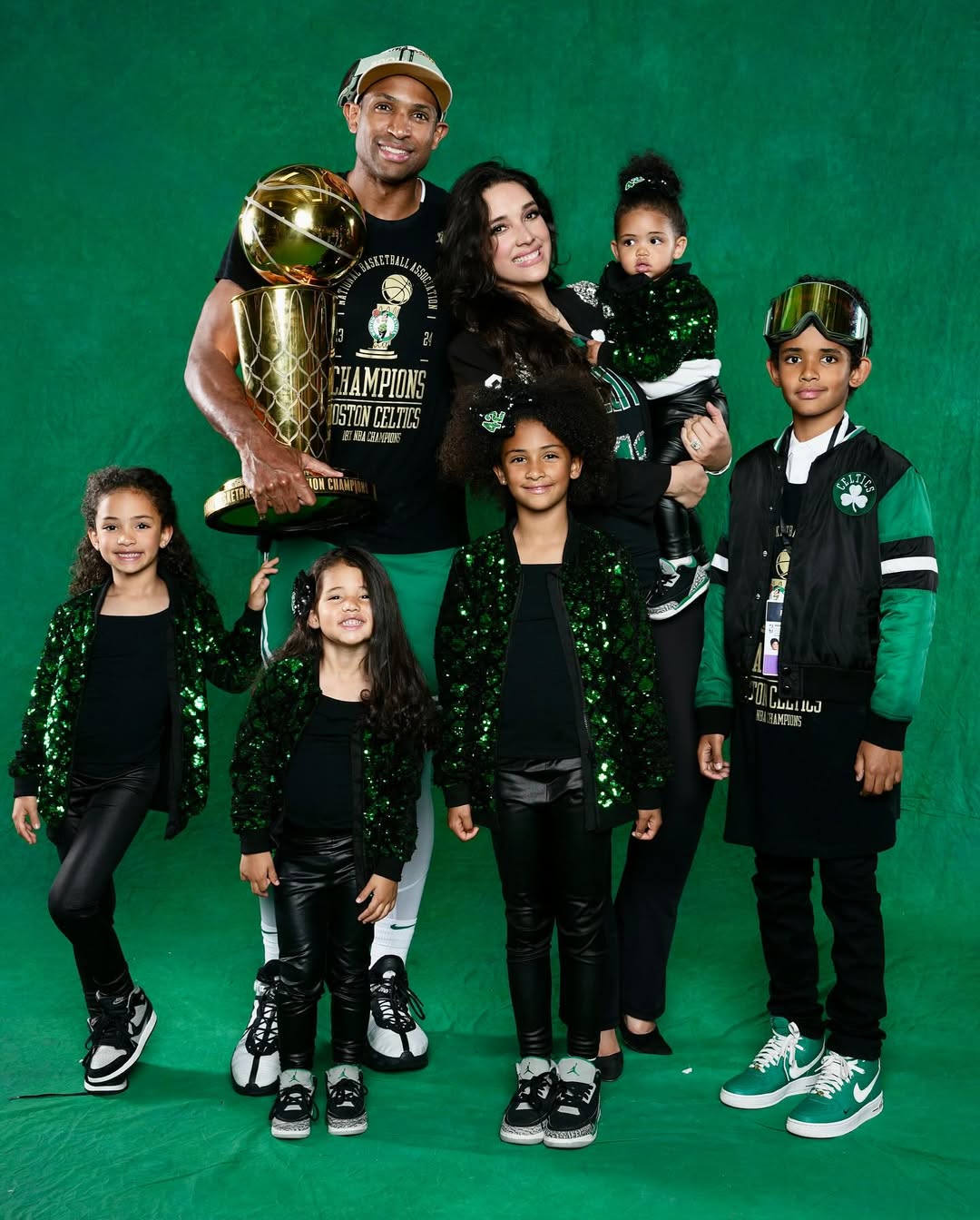 Familia con trofeo de baloncesto, fondo verde