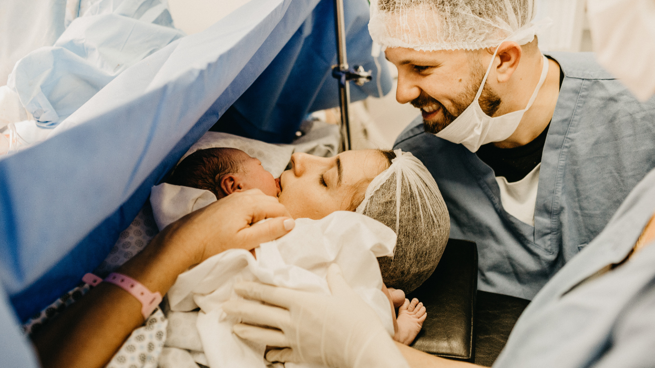 Parto en hospital con bebé recién nacido.