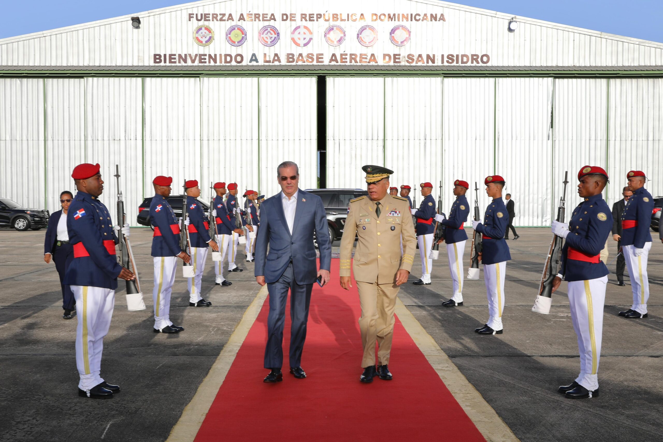Recepción oficial en base aérea San Isidro