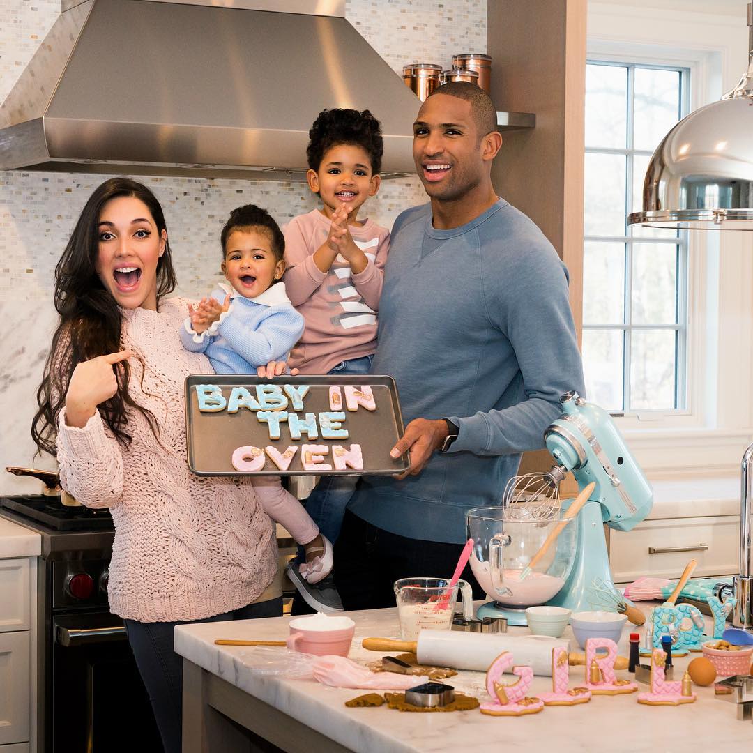 Familia anunciando embarazo en la cocina.