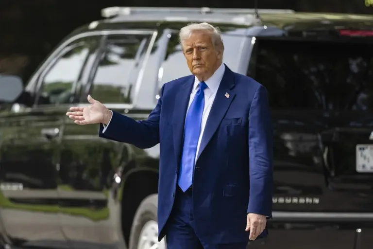 La Casa Blanca dice que Trump goza de buena salud tras mostrar moretones en una mano