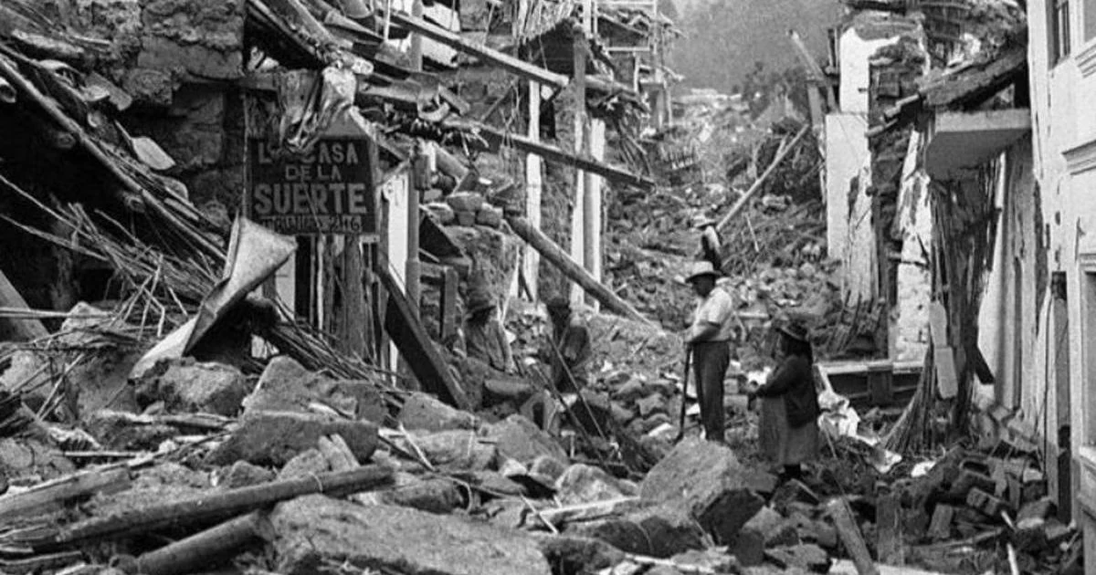 Ruinas de ciudad tras terremoto devastador