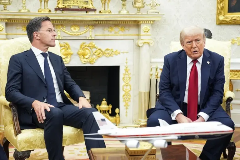 Trump amenaza a Rusia con aranceles del 100 % si en 50 días no hay un acuerdo de paz en Ucrania