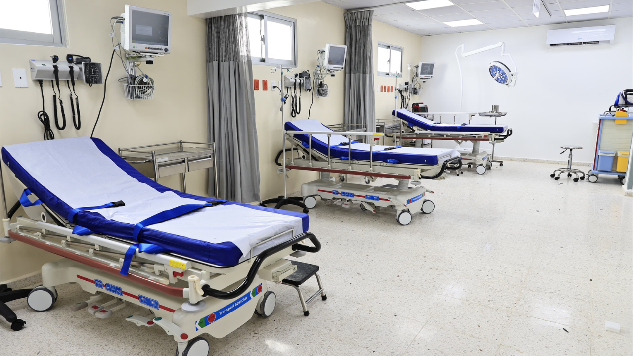 Hospital: sala de emergencias con camillas modernas