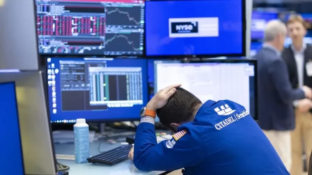 Wall Street abre en rojo tras el anuncio de Trump de aranceles del 30 % a la Unión Europea y México