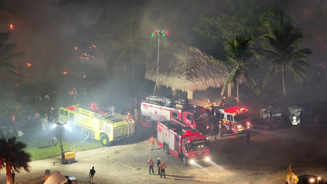 Bomberos trabajando para apagar un incendio nocturno