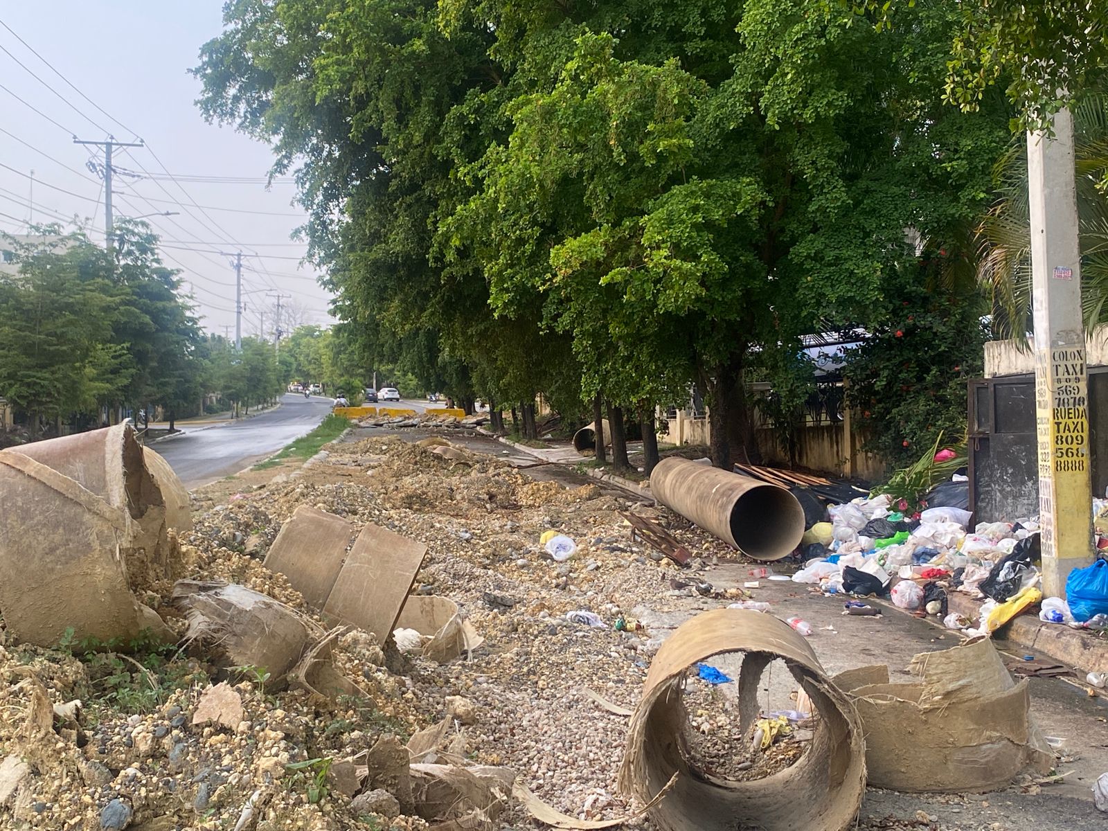Calle con escombros y tuberías abandonadas