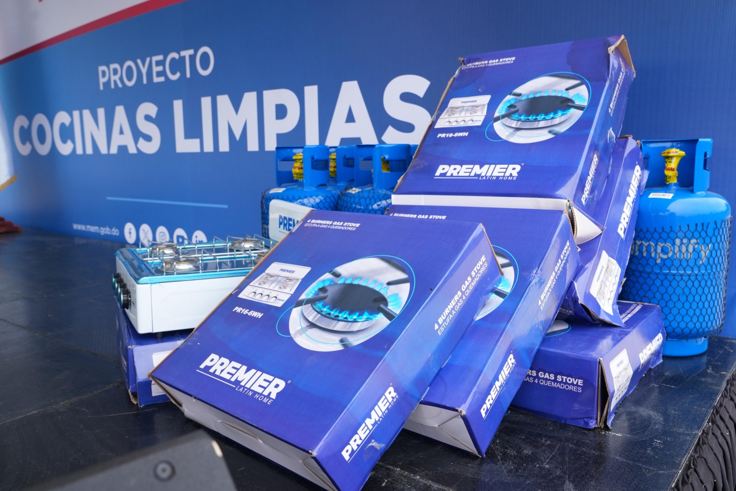 Estufas sobre escenario delante del cartel Cocinas Limpias.