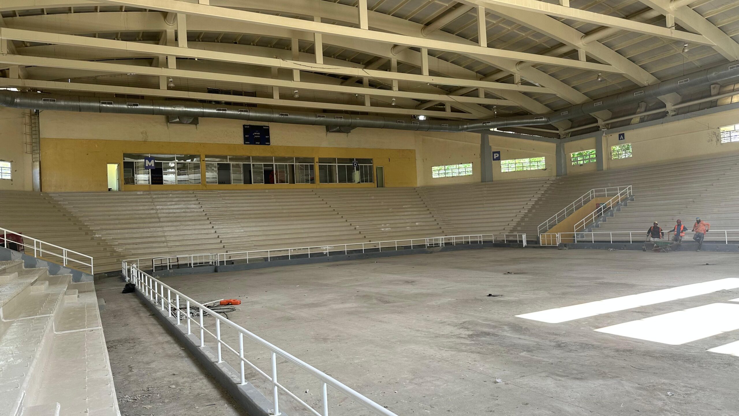 Interior de un gimnasio vacío en reparación