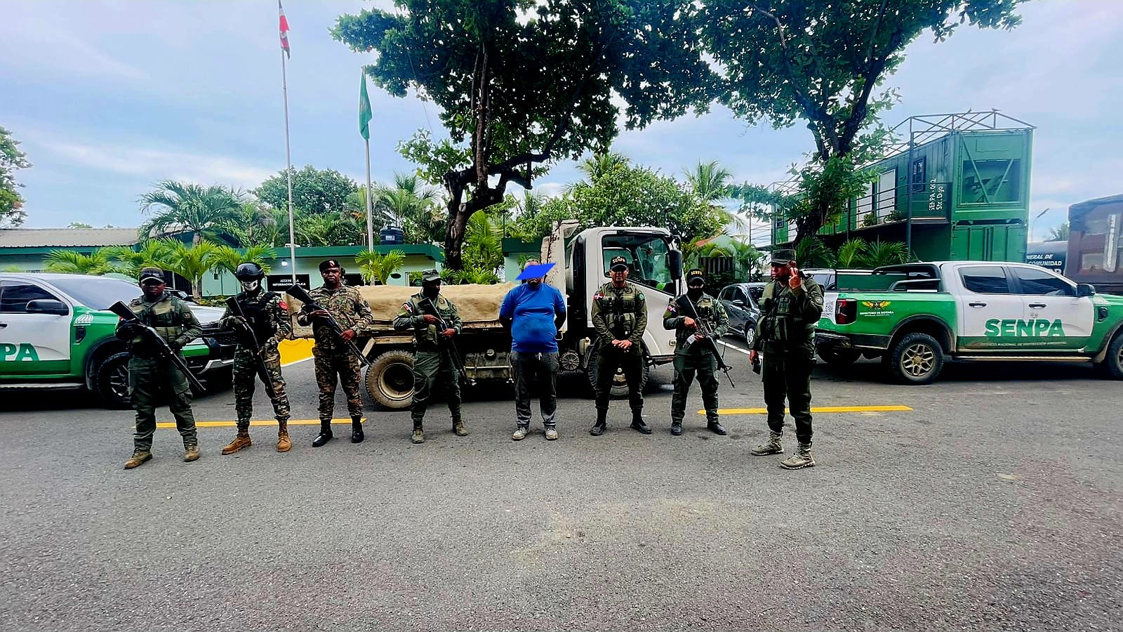 Militares posando frente a vehículos SENPA.
