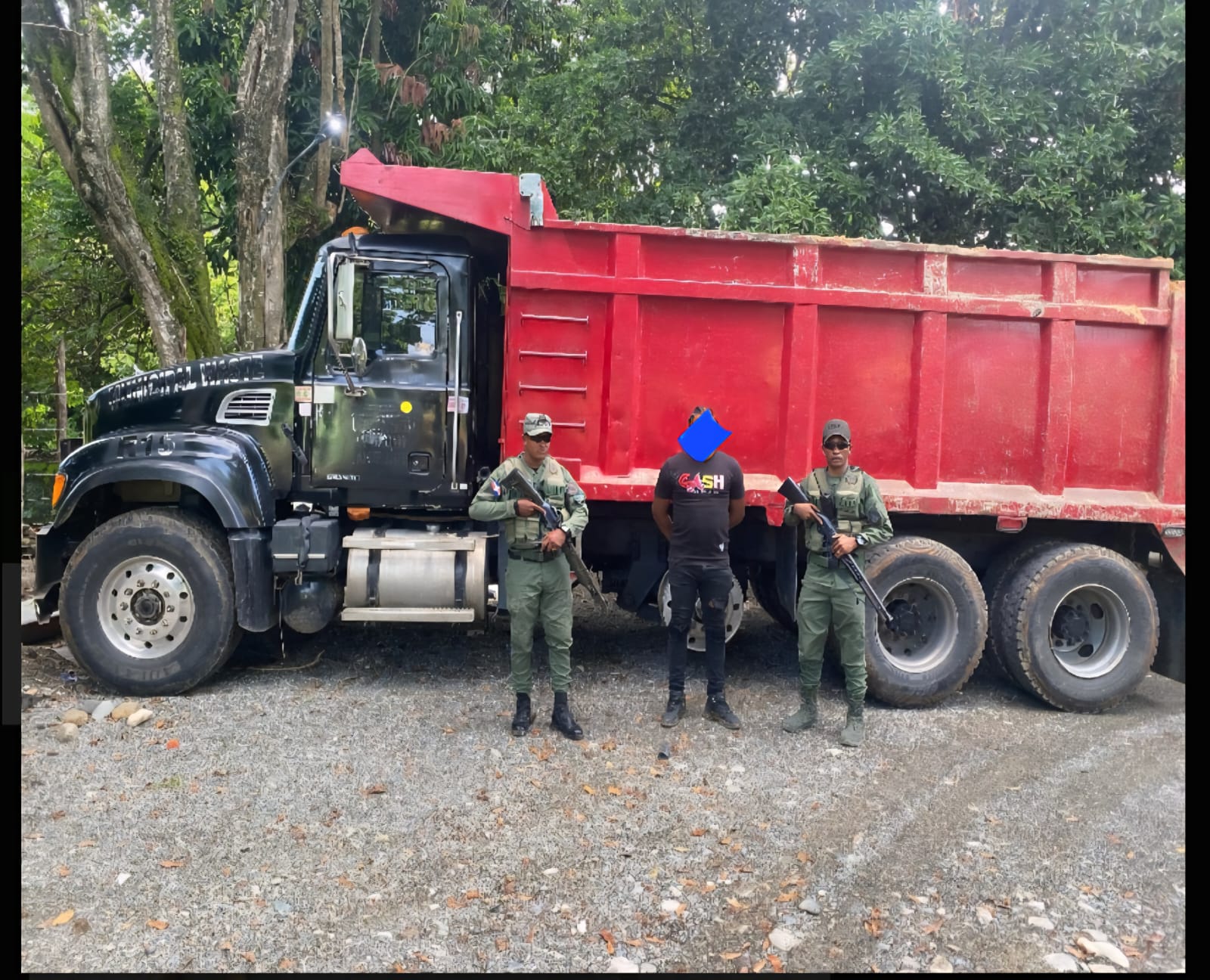 Camión detenido por militares en zona boscosa.