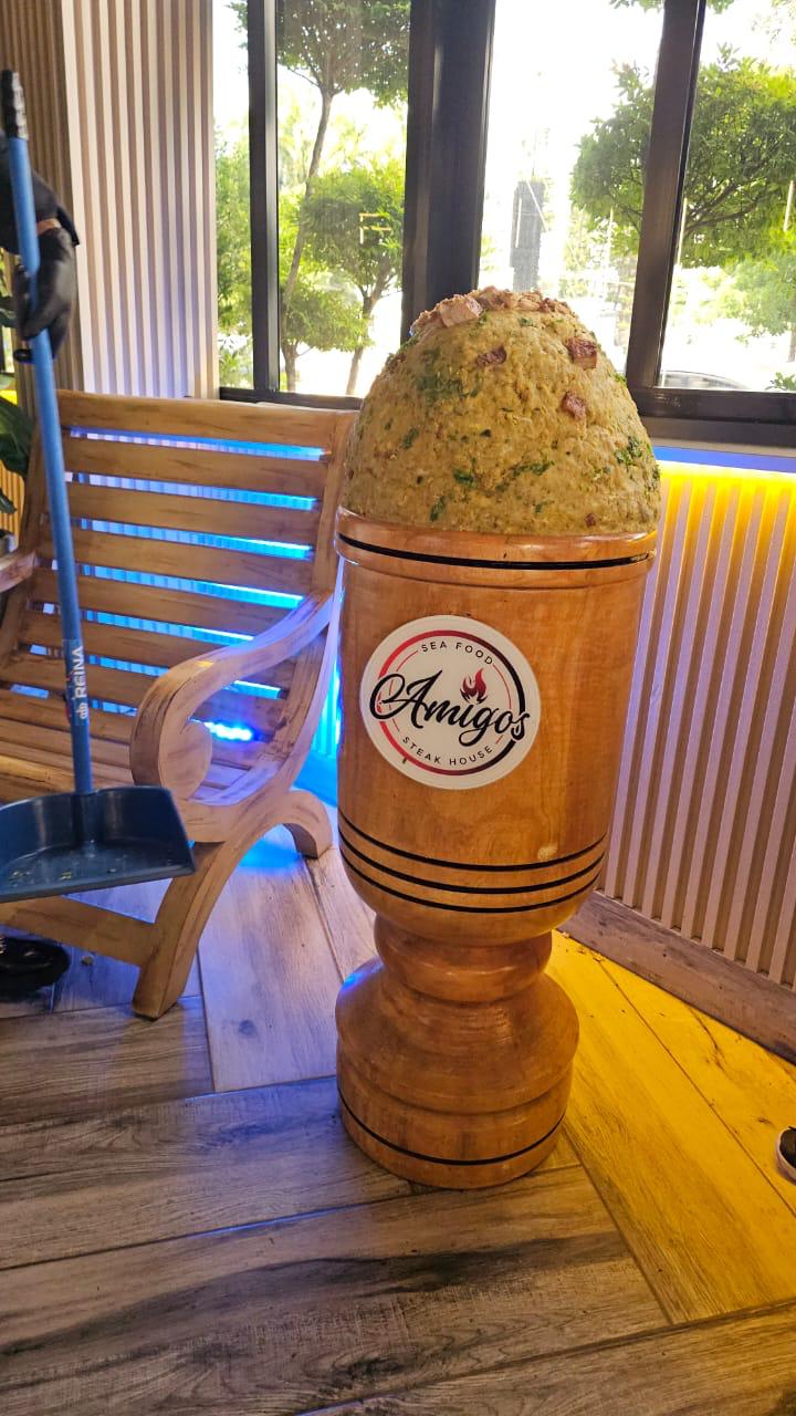 Gran pilón de madera en restaurante Amigos