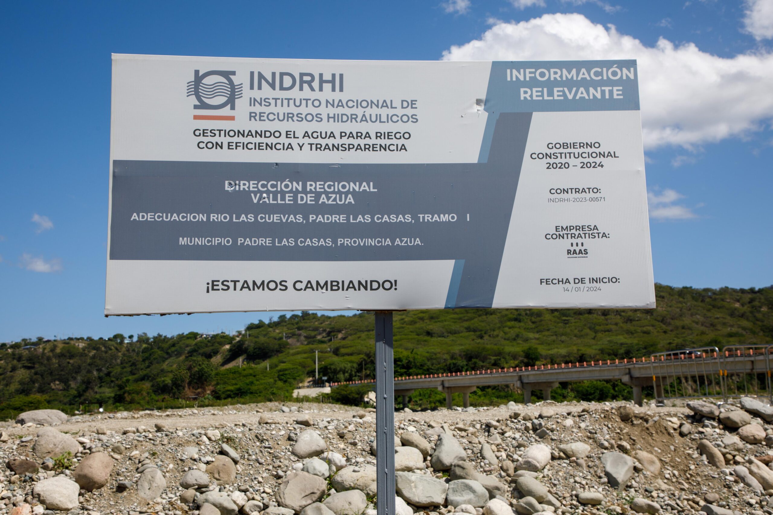 Cartel de obra en el Valle de Azua