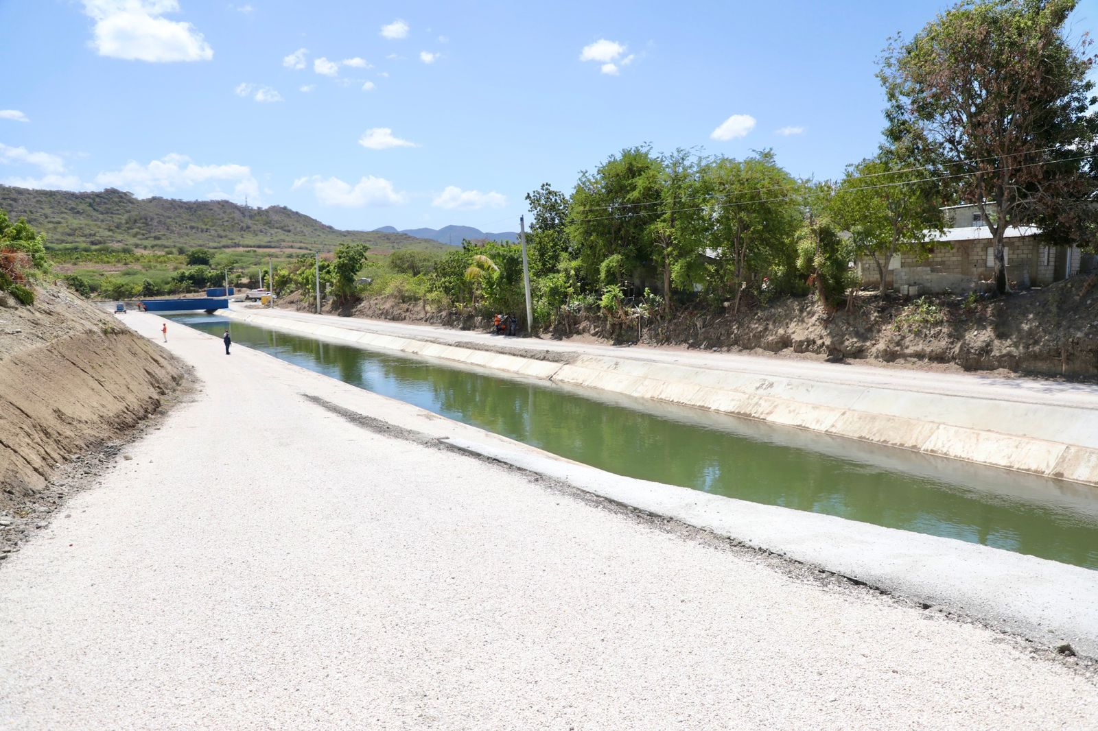 Canal de riego bajo cielo despejado.