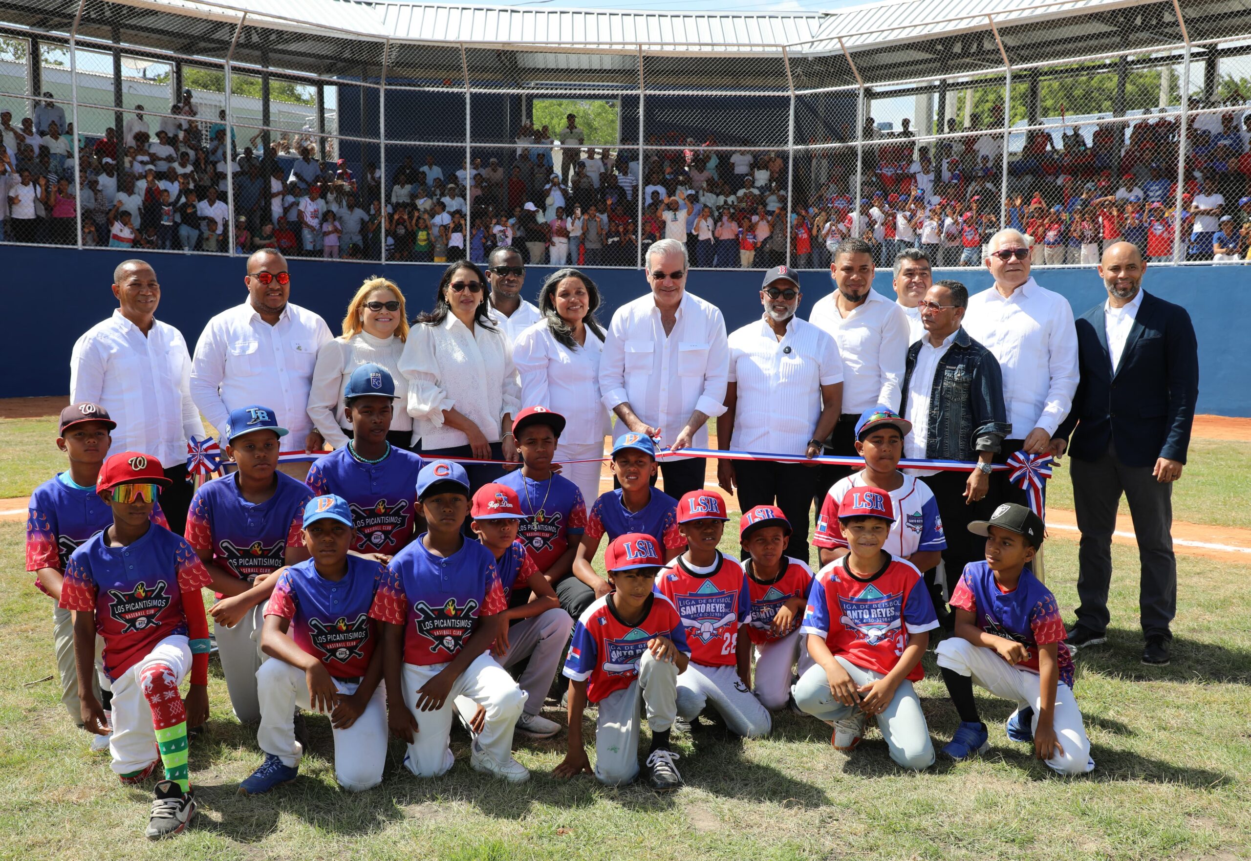 Ceremonia de inauguración en un campo de béisbol.