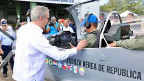Abinader supervisa avance en el ensamblaje de aeronaves en el país