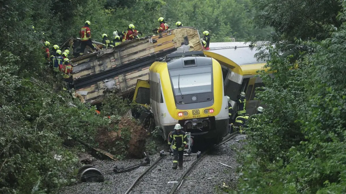 Tres muertos y varios heridos tras descarrilamiento de tren en Alemania