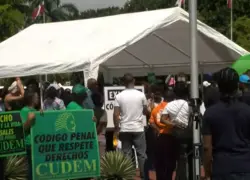 Activistas protestan contra la exclusión de las tres causales del aborto en la reforma del Código Penal