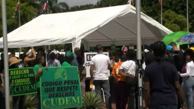 Activistas protestan contra la exclusión de las tres causales del aborto en la reforma del Código Penal