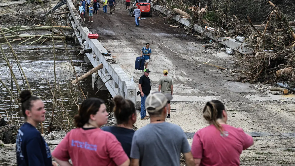 Intensa búsqueda de niñas desaparecidas en Texas por inundaciones que dejan 32 muertos