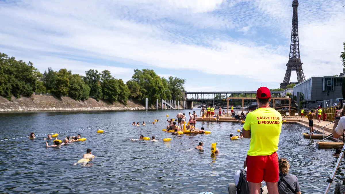 París reabre el Sena para los bañistas por primera vez en un siglo
