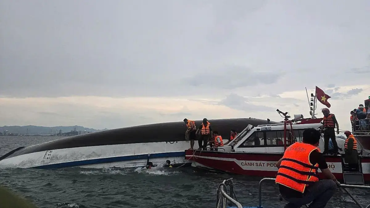 Al menos 36 muertos y tres desaparecidos tras naufragio de un bote turístico en Vietnam