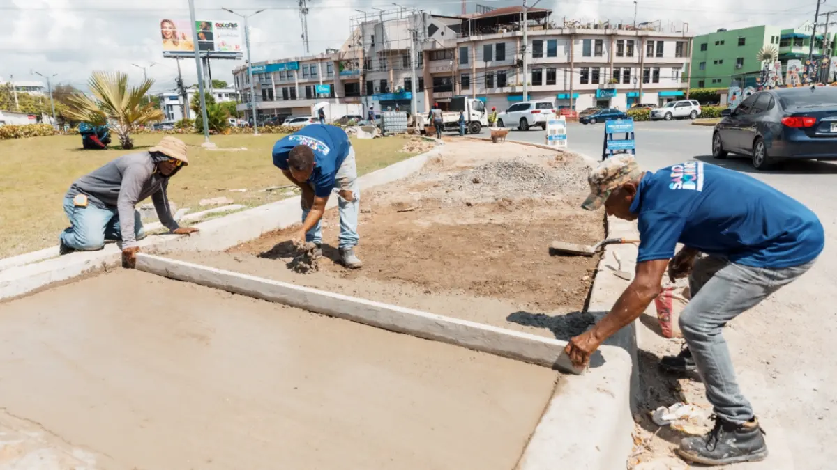 Alcaldía del DN reconstruye aceras en intersección de Los Próceres