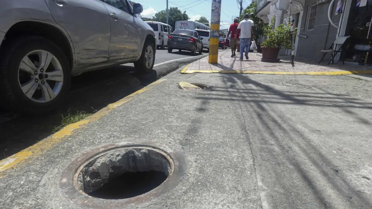 Residentes claman por las inundaciones y por la ausencia de tapas en alcantarillas en Lavapiés
