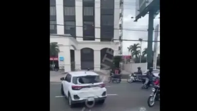 Motociclistas atacan vehículo en plena Avenida Winston Churchill