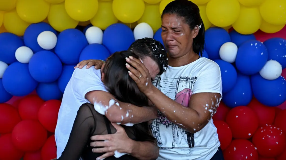 Volviste a nacer: el reencuentro entre una madre venezolana y su hijo liberado de la megacárcel en El Salvador